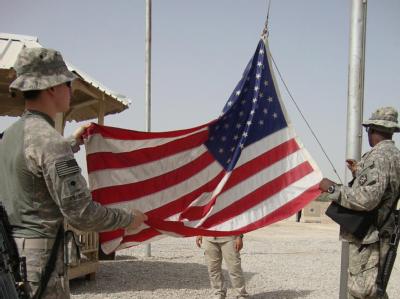 US-Soldaten holen die amerikanische Flagge ein bevor sie eine Basis bei Hila verlassen (Archivfoto vom 05.03.2010). US-Flagge