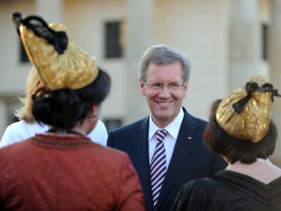 Bundespräsident Christian Wulff fordert: «Jetzt müssen wir Mauern in den Köpfen einreißen, Gräben zuschütten und Brücken bauen.» Bundespräsident Wulff