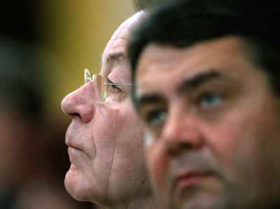 Franz Müntefering (l) und Sigmar Gabriel. In Sachen Rente mit 67 ist sich die SPD nicht einig. Müntefering und Gabriel