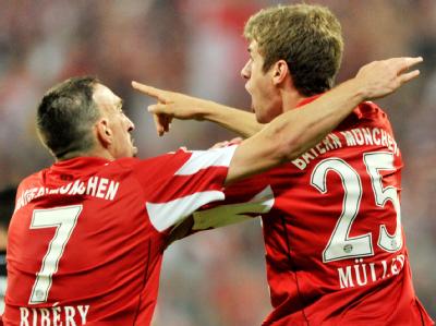 Jubel beim FC Bayern: WM-Held Thomas Müller (r) erzielte das 1:0 gegen Wolfsburg. Der Deutsche Meister gewann mit 2:1. FC Bayern München - VfL Wolfsburg
