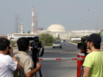 Fotografen haben sich vor dem Atomkraftwerk Buschehr im Iran aufgebaut. Presse vor dem Atomkraftwerk Buschehr