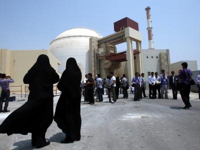 Iranische Frauen und Sicherheitspersonal vor dem neuen Atomkraftwerk in Buschehr. Atomkraftwerk im Iran