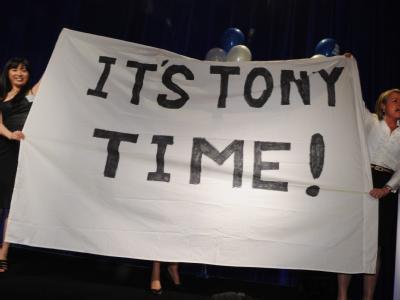 Tony-Abbot-Anhänger warten auf einen Auftritt Tony-Abbot-Anhänger