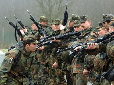 Guttenberg: «Es wird keine Bundeswehr nach Kassenlage geben, sondern eine, die die sicherheitspolitischen und verteidigungspolitischen Herausforderungen bewältigen kann.» Rekruten in der Grundausbildung