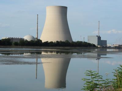 Die Kernkraftwerke Isar 1 (r) und Isar 2. AKW