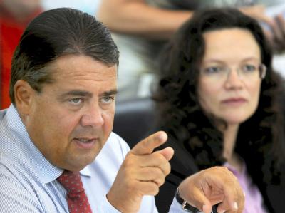 Der SPD-Vorsitzende Sigmar Gabriel (l) und die SPD-Generalsekretärin, Andrea Nahles sind sich mit dem übrigem SPD-Präsidium einig in Sachen Rente bis 67. SPD-Präsidium