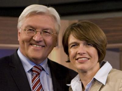 SPD-Fraktionschef Frank-Walter Steinmeier und seine Frau Elke Büdenbender (Archivbild). Steinmeier und mit Frau Elke