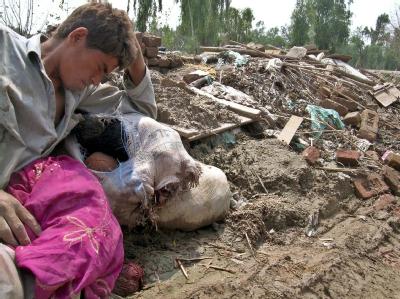 Verzweifelt sitzt ein Mann vor den Trümmern seines Hauses. Die Flutwelle in Pakistan hat unzählige Häuser zerstört oder weggespült. Flutkatastrophe in Pakistan