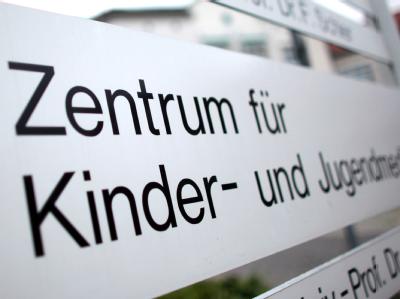 Hinweisschild der Kinder-Abteilung im Uni-Klinikum Mainz: Elf Kinder auf der Intensivstation haben eine verunreinigte Infusion bekommen. Tod von Babys in Uniklinik Mainz
