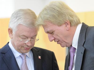 Der scheidende hessische Ministerpräsident Roland Koch (l) und sein designierter Nachfolger Volker Bouffier. (Archivbild) Roland Koch und Volker Bouffier