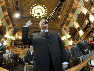 Hamburgs neuer Erster Bürgermeister Christoph Ahlhaus (CDU) wird im Hamburger Rathaus vereidigt. Amtseid