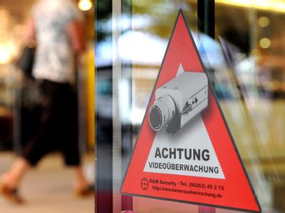 Ein Aufkleber mit der Aufschrift «Achtung Videoüberwachung» klebt am Schaufenster eines Ladengeschäftes. «Achtung Videoüberwachung»