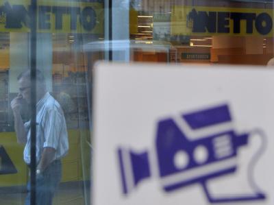 Ein Schild weist am Einkaufscenter im Bahnhof in Potsdam unmittelbar vor einem Lebensmittel-Markt auf die Videoüberwachung im Einkaufscenter hin Arbeitnehmer-Datenschutz