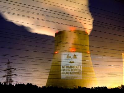 Das Handout der Umweltschutzorganisation Greenpeace zeigt eine Projektion auf den Kühlturm des Atomkraftwerks in Lingen. Foto:Fred Dott/Greenpeace Greenpeace - Projektion auf Atomkraftwerk Lingen