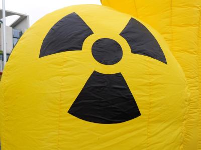 Ein Ballon in Form eins Atomkraftwerks vor dem Bundeskanzleramt. Atomprotest