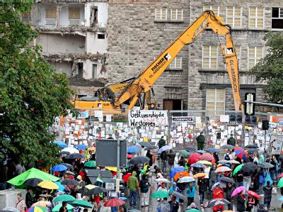 Die Protestwelle gegen das Bahn-Großprojekt Stuttgart 21 ebbt nicht ab. Stuttgart 21 - Großdemo