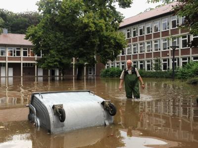Der überflutete Schulhof einer Berufsschule in Gronau. In der Stadt an der holländischen Grenze trat die Dinkel über die Ufer. Hochwasser nach Dauerregen