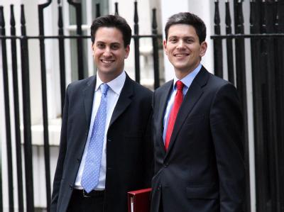 Die Brüder David (r) und Ed Miliband (l) rangeln um Labour-Spitze. Miliband-Brüder