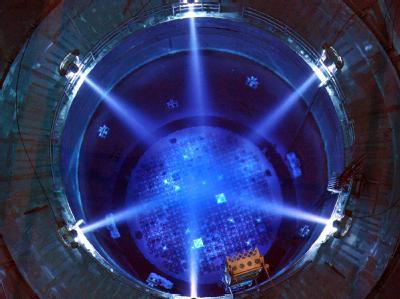Scheinwerfer beleuchten im Kernkraftwerk Gundremmingen (Schwaben) den offenen Reaktor. (Archivbild) Atomkraftwerk