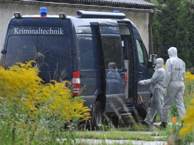 Kriminaltechniker sichern nach der Bluttat in Groitzsch (Kreis Leipzig) Spuren. Spurensicherung nach Doppelmord
