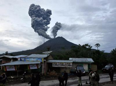 Der Vulkan Mount Sinabung auf der indonesischen Insel Sumatra ist erneut ausgebrochen. Vulkan Sinabung
