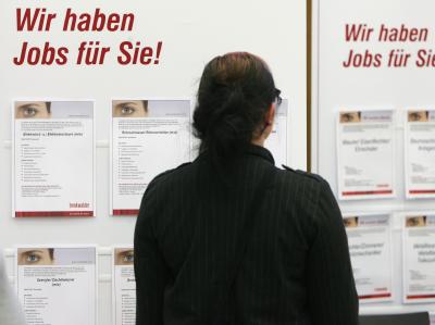 Jobsuchende in Erfurt: Langzeitarbeitslose bleiben trotz Ein-Euro-Jobs weiterhin ohne feste Beschäftigung, so der Bundesrechnungshof (Archivbild). Jobsuche