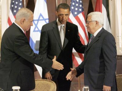 US-Präsident Obama (M) begrüßt im September 2009 den israelischen Ministerpräsidenten Netanjahu (l) und Palästinenserpräsident Abbas beim Nahost-Dreiergipfel in New York. Nahost-Dreiergipfel 2009