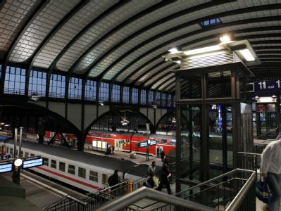 Züge stehen auf den Gleisen des Darmstädter Hauptbahnhofs. Der Bahnhof ist zum kundenfreundlichsten Großstadtbahnhof Deutschlands 2010 gewählt worden. Hauptbahnhof Darmstadt
