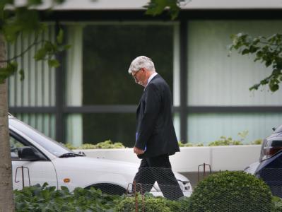 Thilo Sarrazin verlässt in Frankfurt am Main das Hauptgebäude der Deutschen Bundesbank. Thilo Sarrazin