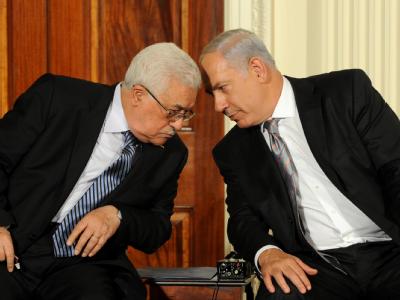 Stecken die Köpfe zusammen: Palästinenserpräsident Mahmud Abbas (l) und Israels Ministerpräsident Benjamin Netanjahu. Friedensgespräche