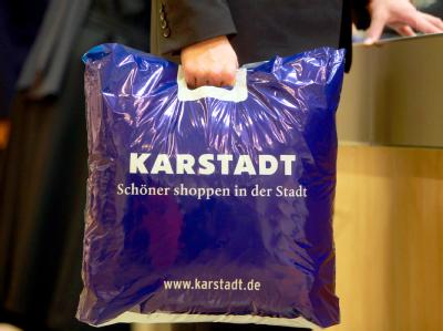 Ein Kunde hält in einer Filiale von Karstadt eine Tragetasche. (Symbolbild) Karstadt