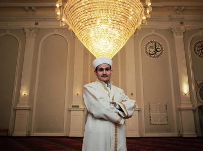 Imam Recep Demirel im Gebetsraum der Süleymaniye-Moschee in Wiesbaden. Integration nach Vereinbarung