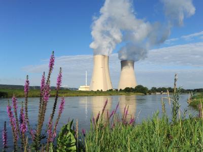 Das Kernkraftwerk Grohnde an der Weser. SPD und Grüne fordern von der Bundesregierung den Geheimvertrag mit der Atomwirtschaft zu veröffentlichen. Kernkraftwerk in Grohnde