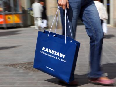 Tüten von Karstadt schleppen: Die Warenhauskette ist erstmal gerettet. Karstadt