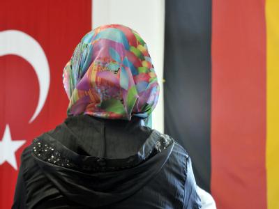 In der Debatte um die Thesen von Thilo Sarrazin hat sich Bundespräsident Wulff schützend vor die in Deutschland lebenden Migranten gestellt. Moschee-Besucherin mit Kopftuch