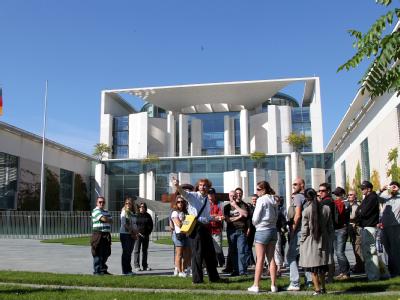Touristen stehen vor dem Bundeskanzleramt in Berlin, während im Gebäude Spitzen der Koalition über die Zukunft der Atomkraft diskutieren. Bundeskanzleramt