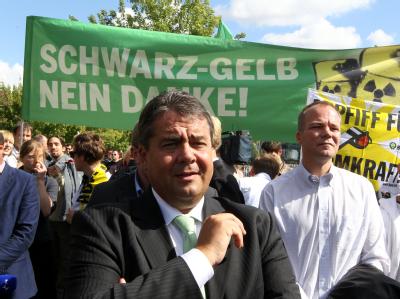 Der Vorsitzende der SPD, Sigmar Gabriel, verfolgt vor dem Bundeskanzleramt in Berlin die Demonstration gegen die Atompolitik der Bundesregierung. Gabriel
