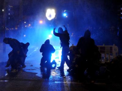 Randalierer stehen nach dem Schanzenfest im Schanzenviertel in Hamburg vor einen Wasserwerfer der Polizei. Ausschreitungen nach Schanzenfest