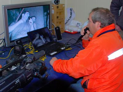 Die eingeschlossenen Bergleute in Chile können jetzt per Bildtelefon mit Angehörigen sprechen. Video-Konferenz mit Verschütteten