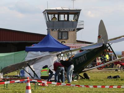 Während einer Flugshow ist ein Doppeldecker in die Zuschauermenge gestürzt. Unfall bei Flugschau