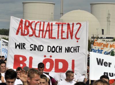 Mehr als 1000 Auszubildende des Energieversorgers RWE demonstrieren vor dem Atomkraftwerk Biblis. Biblis
