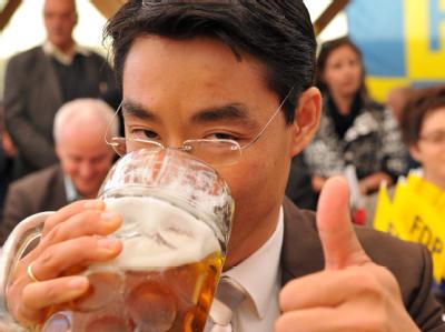 Bierlaune: Bundesgesundheitsminister Philipp Rösler (FDP) beim politischen Gillamoos-Frühschoppen in Niederbayern. Gesundheitsminister Rösler