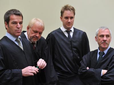 Die Anwälte der Täter: Jochen Ringler (l-r), Hermann Saettler, Maximilian Pauls und Roland Autenrieth. Urteilsverkündung im Brunner-Prozess