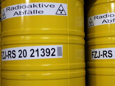 Fässer mit radioaktiven Abfällen. Der Widerstand gegen den Energiekompromiss wächst. Radioaktive Abfälle