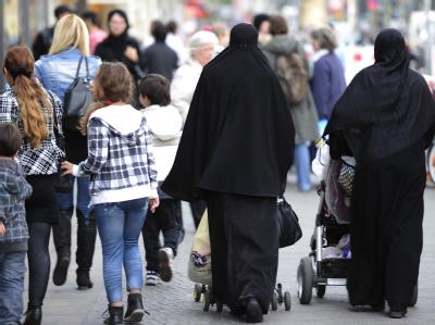 Der Zentralrat der Muslime fordert eine Migrantenquote für den Öffentlichen Dienst. Verschleierte Frauen in Berlin