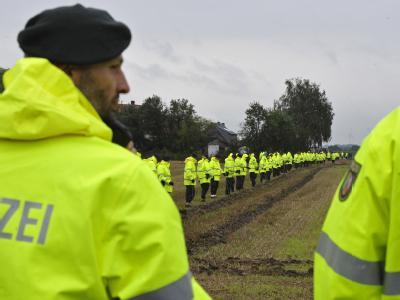 1000 Polizisten suchen nach dem vermissten Mirco. Polizeikette