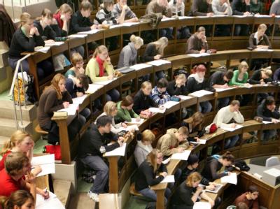 Studenten an der Universität in Leipzig (Archivbild). Ein Hochschulstudium schützt in allen Industrienationen der Welt am besten vor Arbeitslosigkeit und sichert zugleich ein deutlich höheres Einkommen. Vorlesung