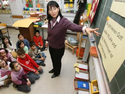 Die Lehrerin Güllü Özügenc erteilt in deutscher Sprache muslimischen Religionsunterricht (Archivfoto vom 23.11.2006). Muslimischer Religionsunterricht