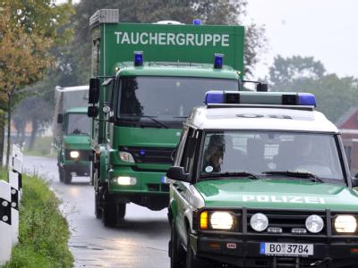 Einsatzfahrzeuge von Polizeitauchen im Kreis Viersen. Suche nach Mirco