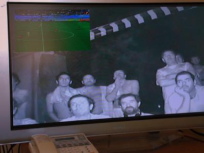 700 Meter unter der Erdoberfläche: Die eingeschlossenen Bergleute schauen das Freundschaftsspiel zwischen Chile und der Ukraine. TV unterTage